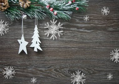 Noel ve yeni yıl kompozisyon. Çam kozalakları, çam dalları ahşap beyaz zemin üzerine