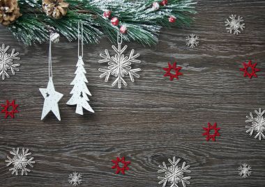 Noel ve yeni yıl kompozisyon. Çam kozalakları, çam dalları ahşap beyaz zemin üzerine