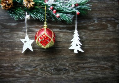 Noel ve yeni yıl kompozisyon. Çam kozalakları, çam dalları ahşap arka plan üzerinde