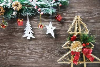 Noel ve yeni yıl kompozisyon. Çam kozalakları, çam dalları ahşap arka plan üzerinde