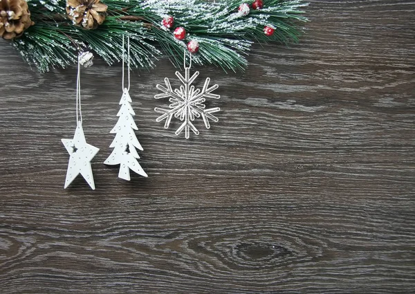 Noel ve yeni yıl kompozisyon. Çam kozalakları, çam dalları ahşap beyaz zemin üzerine