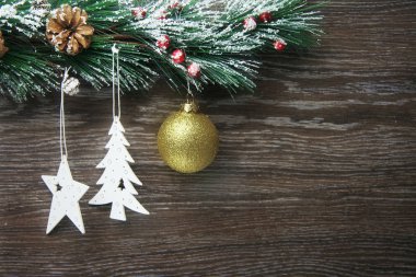 Noel ve yeni yıl kompozisyon. Çam kozalakları, çam dalları ahşap arka plan üzerinde