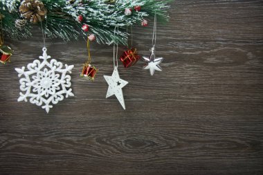 Noel ve yeni yıl kompozisyon. Çam kozalakları, çam dalları ahşap arka plan üzerinde