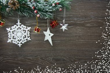 Noel ve yeni yıl kompozisyon. Çam kozalakları, çam dalları ahşap arka plan üzerinde