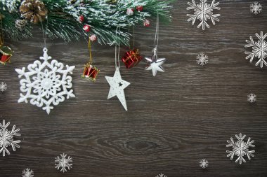 Noel ve yeni yıl kompozisyon. Çam kozalakları, çam dalları ahşap arka plan üzerinde