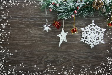 Noel ve yeni yıl kompozisyon. Çam kozalakları, çam dalları ahşap arka plan üzerinde