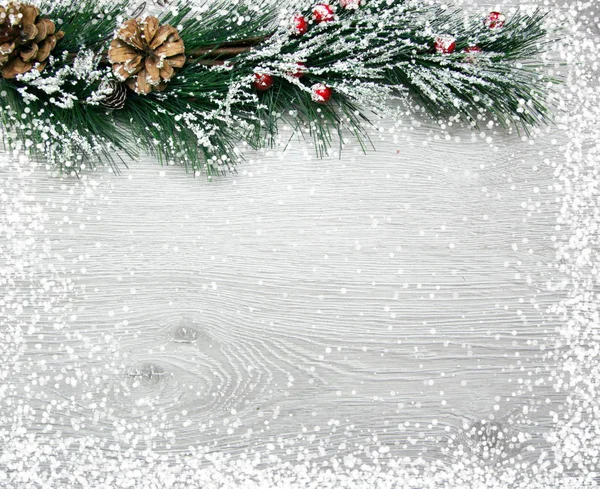 Natale e Capodanno composizione. Le pigne, rami di abete rosso su sfondo bianco legno — Foto Stock