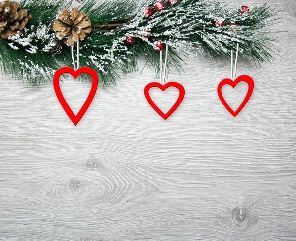 Weihnachts- und Neujahrskomposition. die Tannenzapfen, Fichtenzweige auf einem hölzernen weißen Hintergrund — Stockfoto