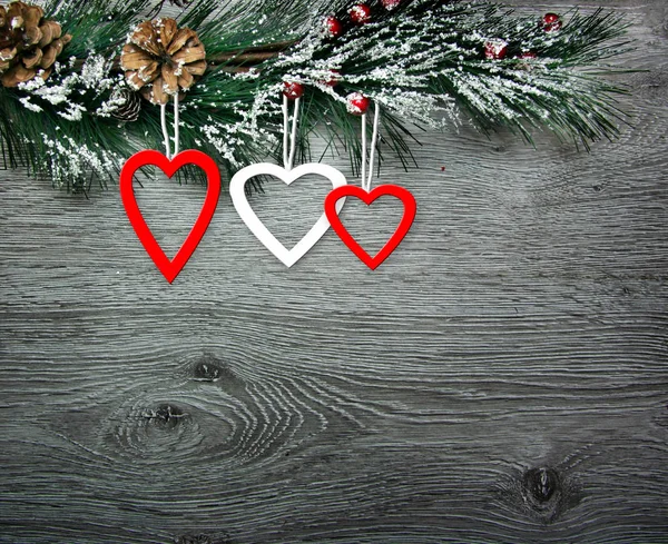 Boże Narodzenie i nowy rok skład. Sosna szyszki świerkowe gałęzie na podłoże drewniane — Zdjęcie stockowe