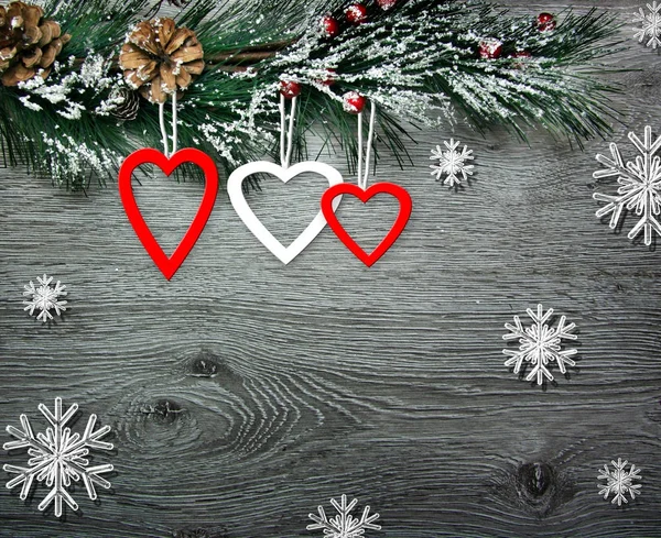 Weihnachts- und Neujahrskomposition. die Tannenzapfen, Fichtenzweige auf einem hölzernen Hintergrund — Stockfoto