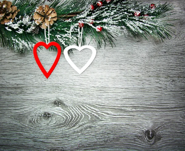 Weihnachts- und Neujahrskomposition. die Tannenzapfen, Fichtenzweige auf einem hölzernen Hintergrund — Stockfoto