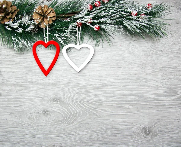 Weihnachts- und Neujahrskomposition. die Tannenzapfen, Fichtenzweige auf einem hölzernen weißen Hintergrund — Stockfoto