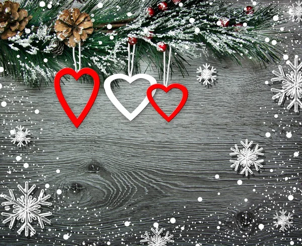 Boże Narodzenie i nowy rok skład. Sosna szyszki świerkowe gałęzie na podłoże drewniane — Zdjęcie stockowe