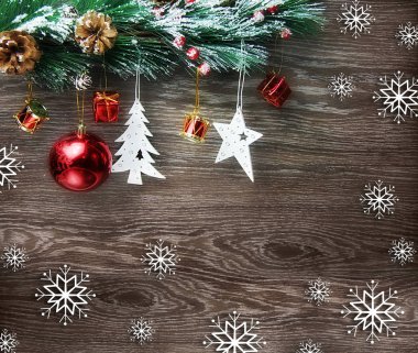 Noel ve yeni yıl kompozisyon. Çam kozalakları, çam dalları ahşap arka plan üzerinde