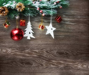 Noel ve yeni yıl kompozisyon. Çam kozalakları, çam dalları ahşap arka plan üzerinde