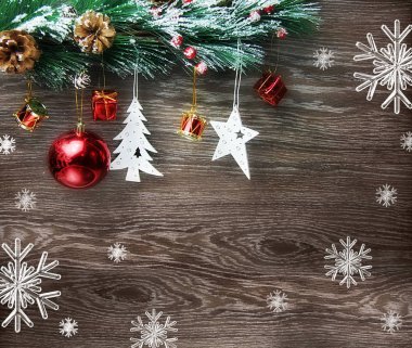 Noel ve yeni yıl kompozisyon. Çam kozalakları, çam dalları ahşap arka plan üzerinde