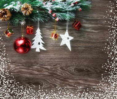 Noel ve yeni yıl kompozisyon. Çam kozalakları, çam dalları ahşap arka plan üzerinde