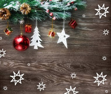 Noel ve yeni yıl kompozisyon. Çam kozalakları, çam dalları ahşap arka plan üzerinde