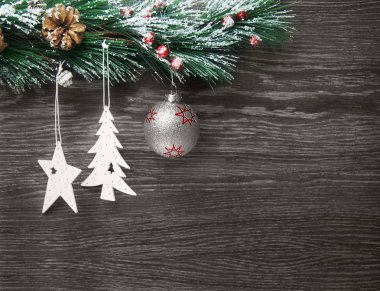 Noel ve yeni yıl kompozisyon. Çam kozalakları, çam dalları ahşap arka plan üzerinde