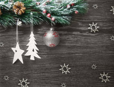 Noel ve yeni yıl kompozisyon. Çam kozalakları, çam dalları ahşap arka plan üzerinde