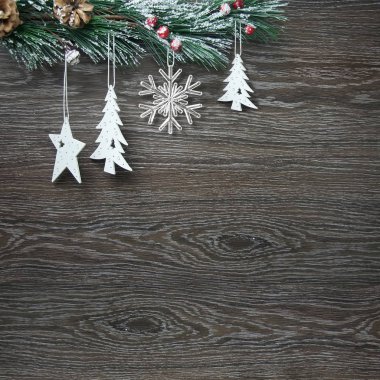 Noel ve yeni yıl kompozisyon. Çam kozalakları, çam dalları ahşap beyaz zemin üzerine