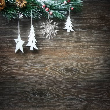 Noel ve yeni yıl kompozisyon. Çam kozalakları, çam dalları ahşap beyaz zemin üzerine