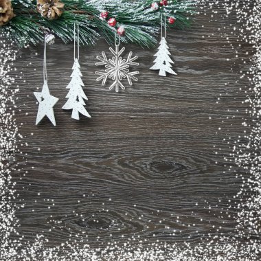 Noel ve yeni yıl kompozisyon. Çam kozalakları, çam dalları ahşap beyaz zemin üzerine