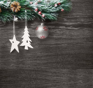 Noel ve yeni yıl kompozisyon. Çam kozalakları, çam dalları ahşap arka plan üzerinde