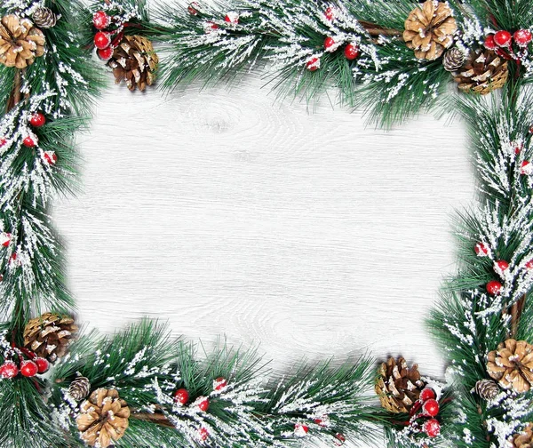 Χριστούγεννα και Πρωτοχρονιά σύνθεση. Τα κλαδιά του πεύκου κώνοι ερυθρελάτης σε ξύλινο λευκό φόντο — Φωτογραφία Αρχείου