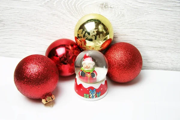 Vintage julkort med snögubbe och julgranskulor — Stockfoto