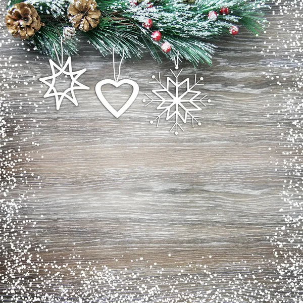 Новогодняя и рождественская композиция. Сосновые шишки, еловые ветви на деревянном фоне — стоковое фото