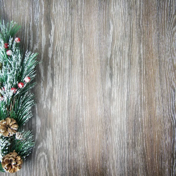Новорічна та Різдвяна композиції. Соснові шишки, гілки ялини на дерев'яному фоні — стокове фото