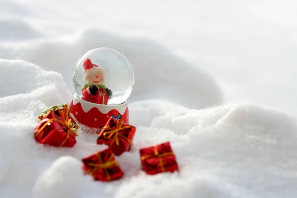 雪だるまとクリスマス ボールのビンテージのクリスマス カード — ストック写真