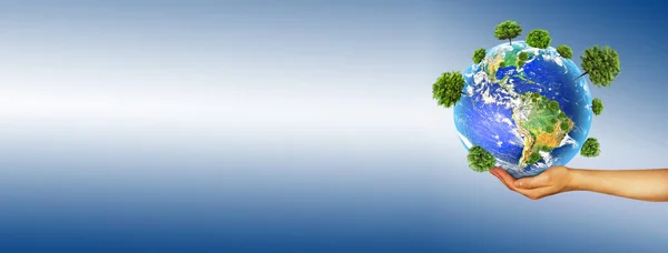 Экологическая концепция окружающей среды с выращиванием деревьев на земле в руках. Планета Земля. Физический глобус Земли. Элементы этого изображения предоставлены НАСА. 3D иллюстрация — стоковое фото