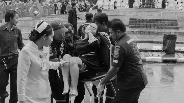 Mulher tailandesa desmaiar durante a cerimônia de luto — Fotografia de Stock