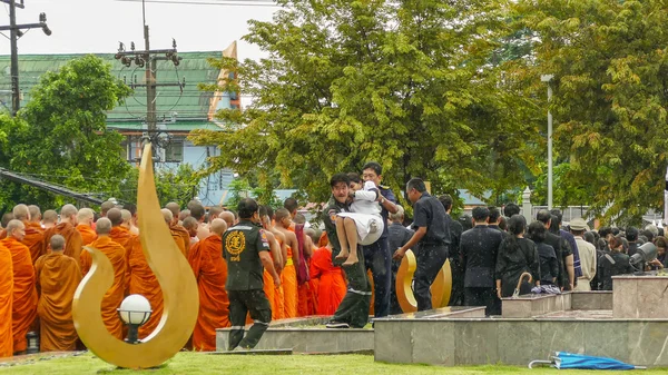 Mujer tailandesa desmayada durante la ceremonia de duelo — Foto de Stock
