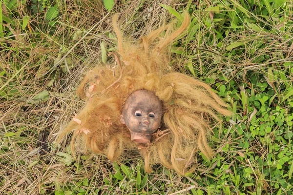 Malvada cabeza de muñeca abandonada —  Fotos de Stock