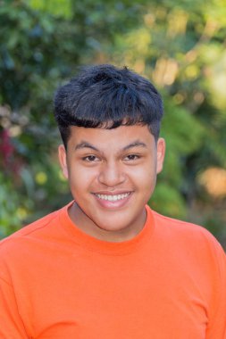 mutlu genç gülümseyen