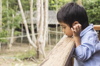 Küçük çocuk stand balkon