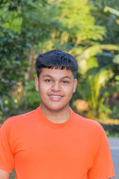 Joven hombre feliz sonriendo — Foto de Stock