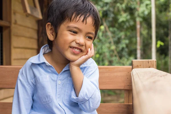 Азиатский тайский мальчик — стоковое фото
