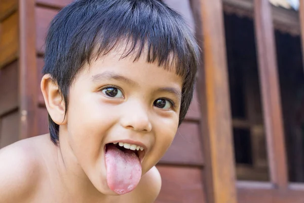 Kleiner Junge streckt die Zunge heraus — Stockfoto