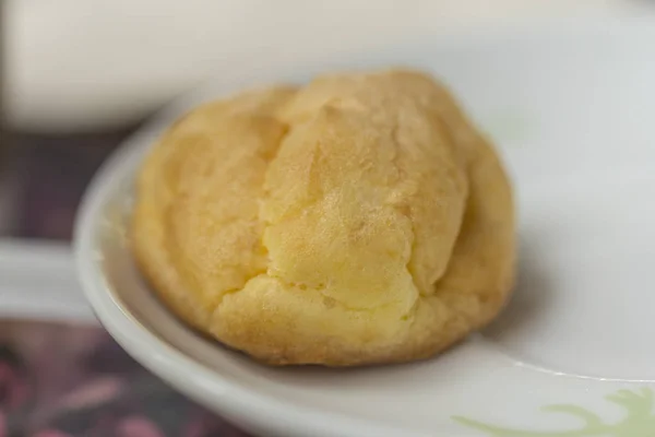 Cream puff on plate — Stock Photo, Image