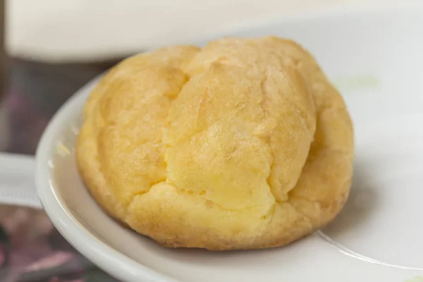 Bouffée de crème sur assiette — Photo