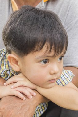 Küçük çocuk dalgın