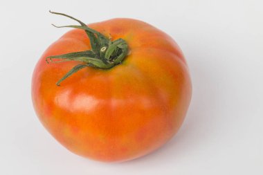 Domates beyazda izole.