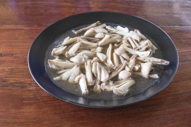 Çanak üzerinde gümüş sillago