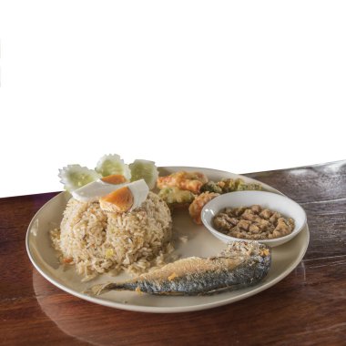 Pilav kızarmış uskumru ve karides ile yapıştırın sos