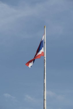 Mavi gökyüzü ile Tayland Bayrağı