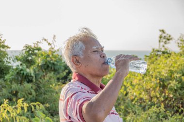 Kıdemli olgun adam içme suyu